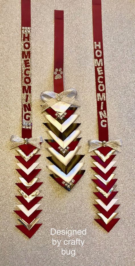 Maroon/ burgundy, white, black and silver triangular chains for homecoming mums. 🎥 tutorials on my YouTube channel H Cooper/ Crafty bug. Texas Mums, Homecoming Mums Senior, High School Homecoming, Homecoming Corsage, Homecoming Freshman, Texas Homecoming Mums, Football Mums, Homecoming Garter, Homecoming Spirit