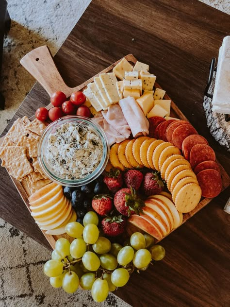 Friend Charcuterie Board, Charcuterie Board Dinner For 2, Simple Cheap Charcuterie Board, Date Charcuterie Board, Charcuterie Board Ideas Date Night, Small Chutery Boards Ideas, Hosting Snacks Appetizers, Simple Charcuterie Board Snacks, Charcuterie Date Night