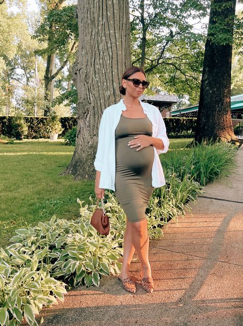 Summer dress pregnancy Fitted Maternity Dress Outfit, Dress The Bump Summer, Pregnancy Holiday Outfits Summer, Summer Bump Outfits, Summer Pregnancy Outfits Dresses, Conference Outfit, Summer Pregnancy Outfits, Pregnant Outfit, Maternity Dress Outfits