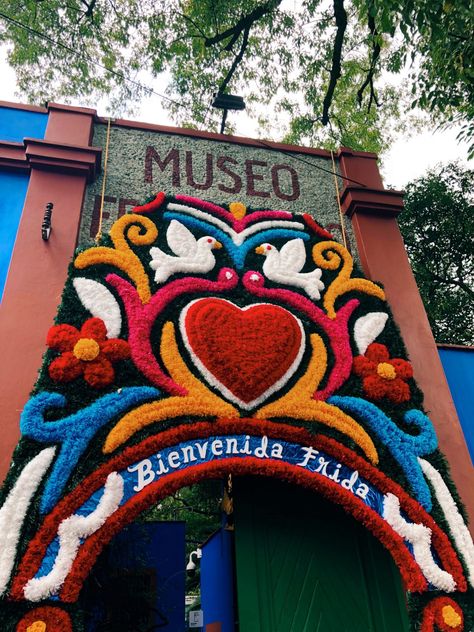 Frida Kahlo Museum, Event Planers, Dia De Los Muertos Decorations Ideas, Mexico Fashion, Mexico City Travel, City Decor, Frida Art, Happy September, Mexico Style