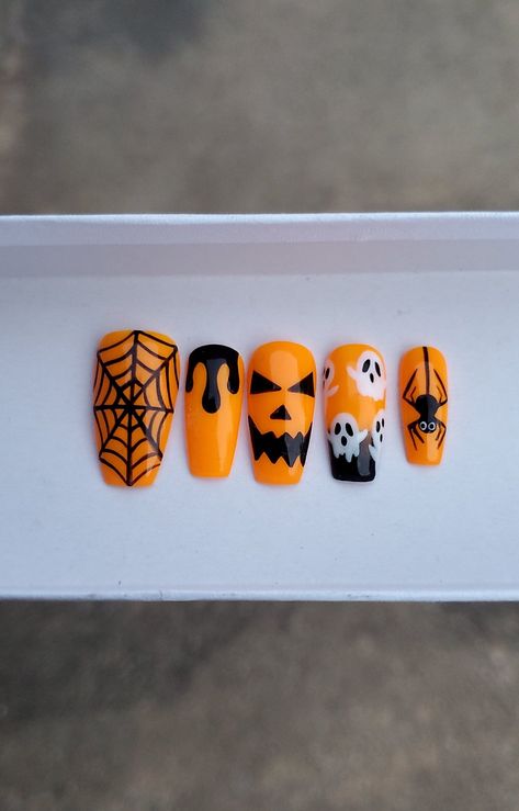 #october nails #autumn nails #witchy nails #winter nails #elegant nails #classy nails #cute nail designs #ombre nails #halloween nail designs #goth nails #gothic nails Halloween Nails With Orange, Cut Halloween Nails, Halloween Town Nails, Halloween Nails Simple Short, Black Orange Nails, Jackolantern Nails, Halloween Nails Orange, Halloween Pumpkin Nails, Orange Halloween Nails