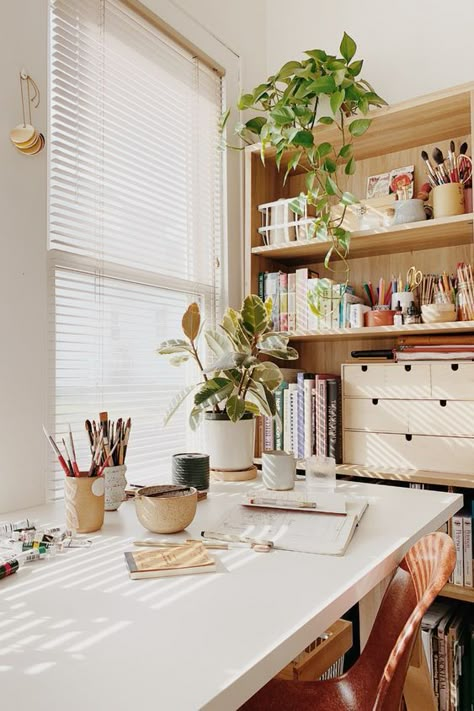 #blogging #blogger #blogtips Craft Reading Room, Small Home Decorating, Oana Befort, Office Art Room, Atelier Decor, Home Art Studios, Art Desks, Organized Desk, Kids Office