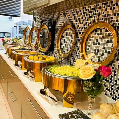 Chafing Dishes Ideas, Food Warmers Buffet Party Ideas, Food Warmer Buffet, Court Of Frost And Starlight, Gold Plastic Plates, Hotel Buffet, Buffet Servers, Hotel Breakfast, Hosting Ideas