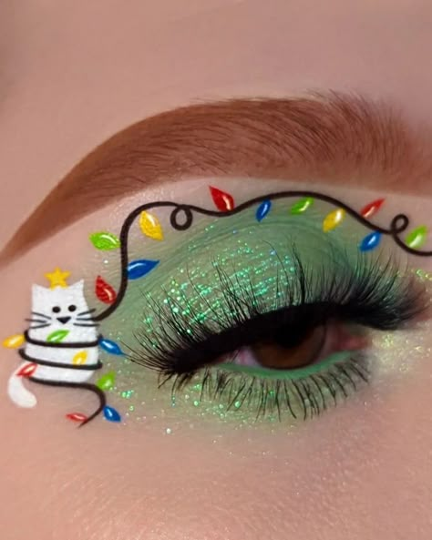 Christmas eyeshadow look: colorful lights Christmas Light Makeup, Creative Christmas Makeup Ideas, Christmas Lights Makeup, Christmas Eye Makeup Ideas, Christmas Eyeliner, Holiday Eye Makeup, Festival Eye Makeup, Light Eye Makeup, Xmas Makeup