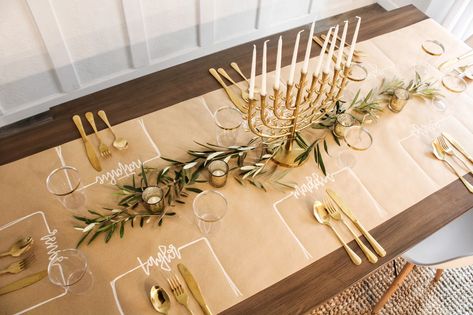 Hanukkah Table Setting, Hannukah Decorations, Hanukkah Traditions, Diy Hanukkah, Passover Table, Chanukah Party, Chanukah Decor, Hanukkah Decorations, Jewish Heritage