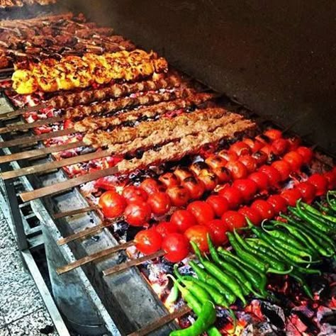 Looks so f*#×king good. Afghan Street Food, Afghani Kabab, Persian Food Iranian Cuisine, Afghanistan Food, Afghan Food Recipes, Iran Food, Iranian Cuisine, Arabian Food, Persian Cuisine