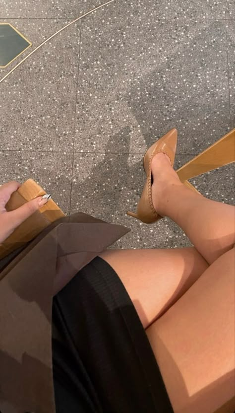 Cute Mini Skirt Outfits, Cocktail Videos, Classy Couple, Legs And Heels, Pink Girly Things, Poses Para Fotos Sexis, Pretty Selfies, Instagram Story Ideas, Aesthetic Girl