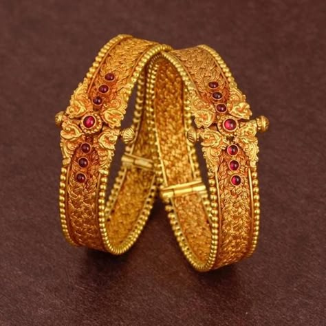 Waman Hari Pethe Sons Gold Kada, Gold Bangles Indian, Gold Bangles For Women, Gold Bangle Set, Handmade Gold Jewellery, Bracelet Diamond, Antique Jewelry Indian, Gold Pendant Jewelry, Antique Gold Jewelry