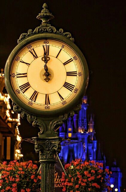 The clock strikes 12:00.... Castle Tattoo, Disney Photography, Disney Side, Disney Magic Kingdom, Parc D'attraction, Cinderella Castle, Disney Photos, Disney Castle, Disney Aesthetic