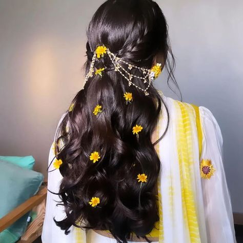 Haldi Brides, Haldi Jewellery For Bride, Haldi Accessories, Haldi Looks, Mehendi Hairstyles, Floral Jewellery For Haldi, Marriage Vibes, Haldi Ideas, Mehendi Jewellery