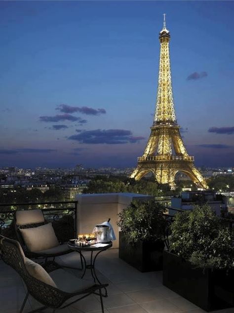 Paris View night france lights paris eiffel tower view hotel Prancis Paris, Shangri La Paris, Torre Eiffel Paris, Chairs And Tables, Shangri La Hotel, Honeymoon Suite, Destination Voyage, Paris Hotels, The Eiffel Tower