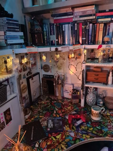 Liminal Apartment, Gen Z Bedroom, Maximalist Desk, Maximalist Dorm Room, Clutter Core, Maximalist Room, Tattoos Unique Meaningful, Cluttered Bedroom, Couple Tattoos Unique Meaningful