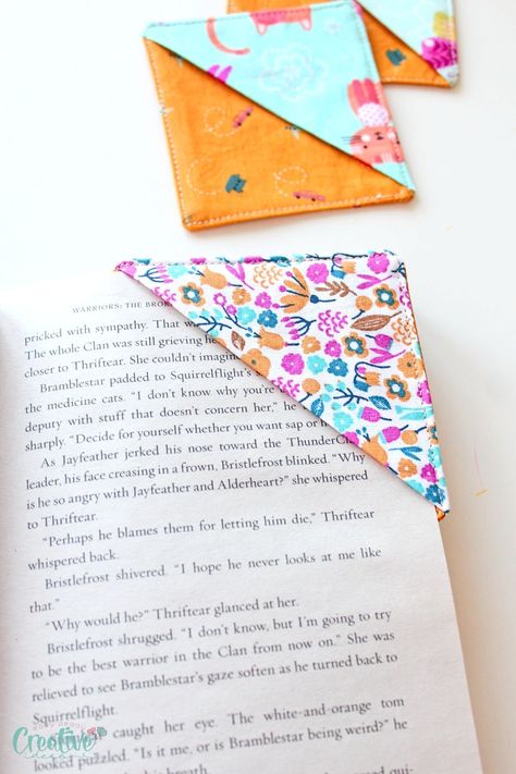 How To Make A Fabric Corner Bookmark, Sew Corner Bookmark, Diy Sew Bookmark, Sewing Projects For Readers, Sewed Book Mark, Diy Bookmark Corner, Corner Bookmark Sewing Pattern, Book Mark Sewing, Corner Bookmarks Fabric