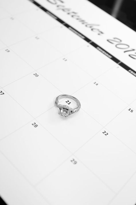 28 Wedding Ring Photographs: Examples & Tips Phone Calendar, Ring Pic, Engagement Ring Photography, Save The Date Pictures, Marriage Inspiration, Wedding Ring Shots, Wedding Ring Pictures, Wedding Ambiance, Engagement Shots