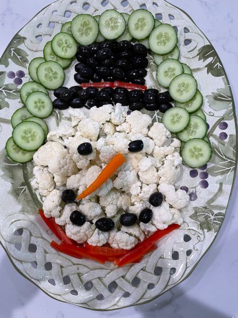 Cauliflower, black olives, red peppers and cucumber Platters For Christmas, Veggie Platter, Christmas Platter, Christmas Recipes Appetizers, Christmas Foods, Best Appetizer Recipes, Holiday Recipes Christmas, Pizza Bites, Black Olives