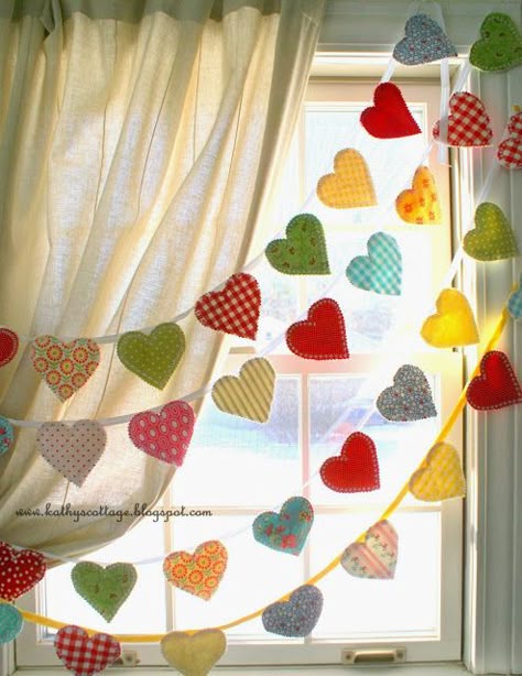 Valentines Bricolage, Hantverk Diy, Diy Sy, Heart Banner, Fabric Hearts, Creative Valentines, Bunting Banner, Valentine Day Crafts, Valentines Day Decorations