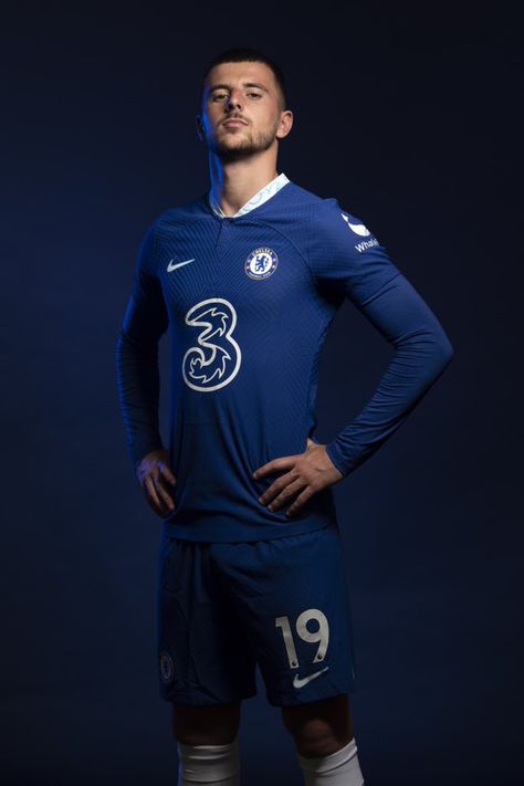 Media Day Poses, Chelsea Football Club Wallpapers, Chelsea Champions, Chelsea Fc Players, Soccer Men, Chelsea Wallpapers, Football Poses, Mason Mount, Media Day