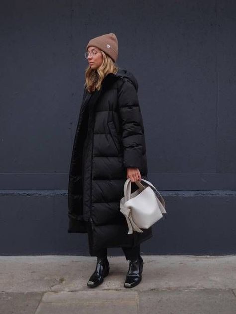 Is It Just Us, Or Is Everyone in London Wearing This High Street Coat? Long Black Puffer Coat, Puffer Coat Outfit, Parka Outfit, Costume Africain, Black Parka, Street Beat, Black Puffer Coat, Long Puffer Coat, Long Parka