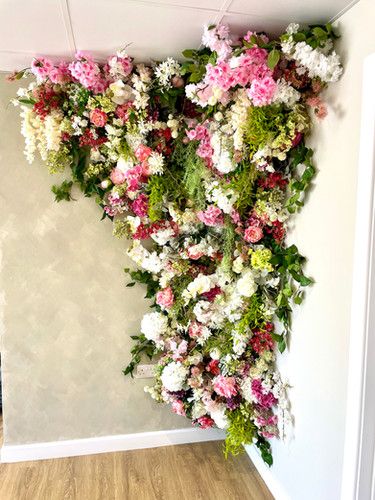 Artificial Flower corner feature Artificial Flower Ceiling, Urban Outfiters, Installation Ideas, Flower Ceiling, Spa Interior Design, Accent Wall Designs, Wall Feature, Floral Installations, Spa Interior