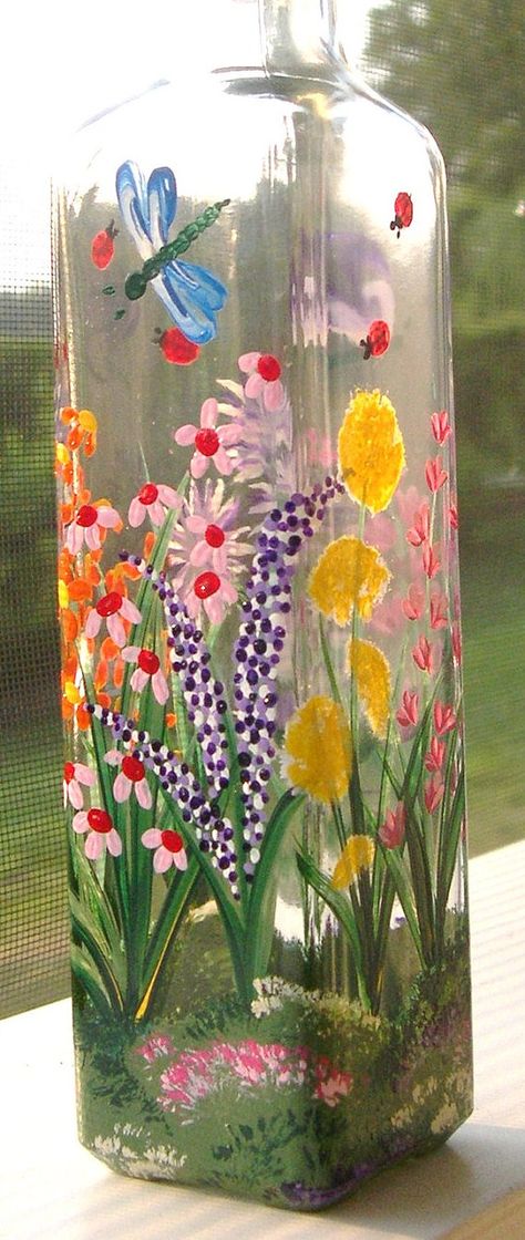 Bottle Painting Flowers, Flowers On Glass Bottles, Painting On A Bottle, Painted Glass Bottles Aesthetic, Glass Bottles Art Paint, Painting Bottles, Cute Bottle Painting, Floral Bottle Painting, Glass Painting Butterfly