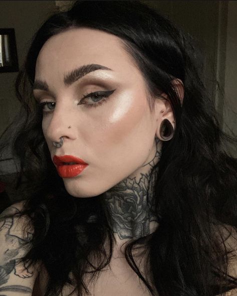 Women With Stretched Ears, Ear Stretching Aesthetic, Stretched Ears Aesthetic, Beown Hair, Eat Piercings, Girls With Stretched Ears, Hip Chain, Make Up Natural, Bold Makeup Looks