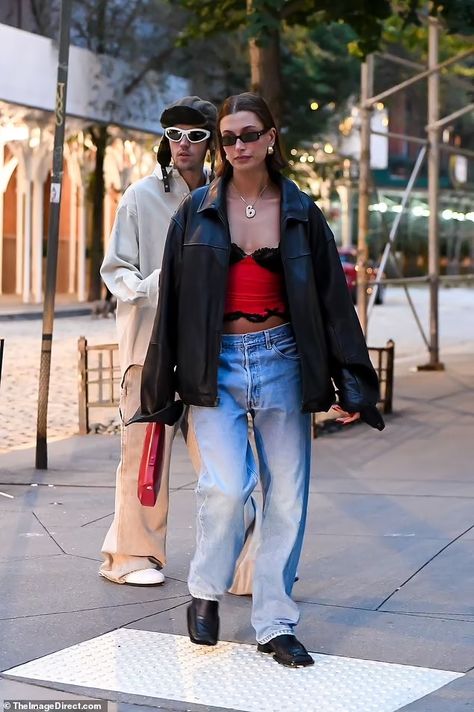 Yoit Blog - Celebrity Wardrobes Hailey Bieber 2023, Hailey Bieber And Justin Bieber, Hailey Bieber And Justin, Blue Lace Tank Top, Hailey Bieber Street Style, Hailey Bieber Style, Hailey Baldwin Style, Practice Outfits, Hailey Baldwin