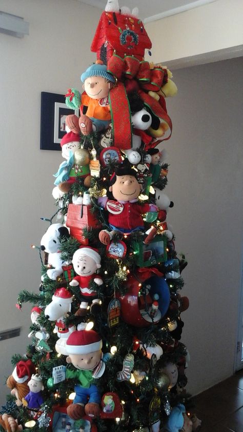 Snoopy Christmas Tree Topper, Snoopy Themed Christmas Tree, Peanuts Christmas Tree Ideas, Snoopy Christmas Tree Ideas, Charlie Brown Christmas Door, Brown Christmas Decorations, Charlie Brown Christmas Decorations, Snoopy Christmas Decorations, Christmas Door Decorating