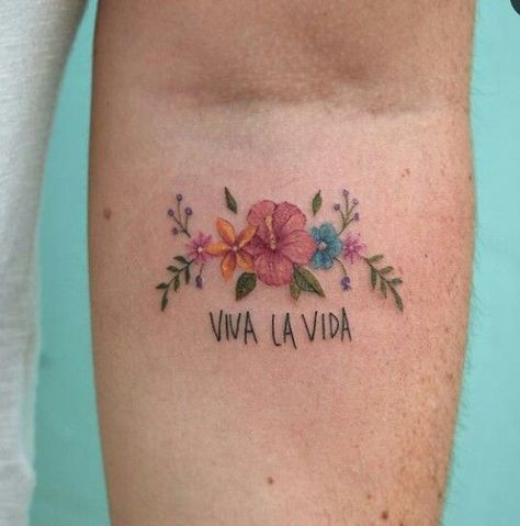 Frase: Viva la vida - Tatuajes para Mujeres. Encuentra esta muchas ideas mas de Tattoos. Miles de imágenes y fotos día a día. Seguinos en Facebook.com/TatuajesParaMujeres! Simple Mexican Tattoo, Mexican Tattoos For Women, Small Mexican Tattoo For Women, Mexican Culture Tattoo For Women, Mexican Embroidery Tattoo, Mexican Tattoo For Women, Mx Tattoo, Mexican Inspired Tattoos, Coldplay Tattoo