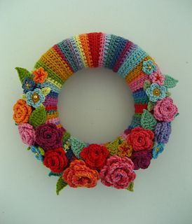 Ravelry: Designs by Lucy of Attic24 Crochet Wreath Pattern, Crochet Wreath, Colorful Wreath, Rose Wreath, Wreath Tutorial, Crochet Diy, Crochet Rose, Crochet Flower Patterns, Wreath Crafts