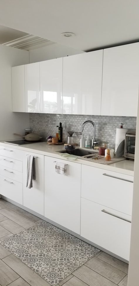 Shiny Cabinets Kitchen, Kitchen Ideas For Small Spaces Modern White, Kitchen White Gloss Cabinets, Small White Kitchen Cabinets, White Metal Kitchen Cabinets, Smooth Cabinets Kitchen, Smooth Front White Kitchen Cabinets, White Shiny Kitchen Cabinets, Shiny White Kitchen Cabinets