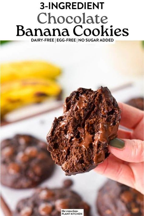 These chocolate banana cookies are the best fudgy, chewy chocolate brownie cookies made with only 3 ingredients! Banana Brownie Cookies, Clean Ingredient Cookies, Cookies With Bananas Healthy, Cookie Recipes With Bananas, 3 Ingredient Chocolate Cookies, Chocolate Banana Cookies, Banana Keto Recipes, Healthy Chocolate Cookie Recipes, Healthy Cocoa Cookies