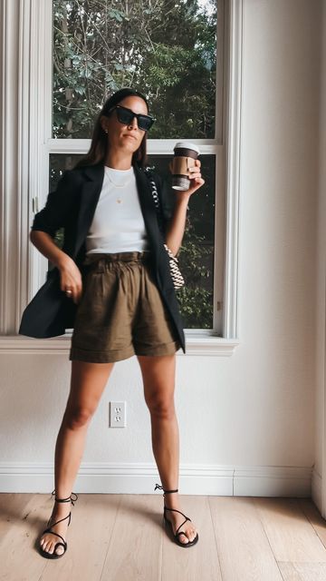 Linen Shorts Outfit Fall, Minimalist Summer 2024 Outfits, Shorts Work Outfit, Relax Outfit Summer, Linen Shorts Outfit Summer, Palette Wardrobe, Shorts Styling, Linen Shorts Outfit, Casual Shorts Outfit