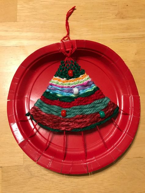 Weave your own Christmas Tree on a paper plate loom Woven Christmas Ornaments, Family Tree Ideas For Kids, Tree Weaving, Christmas Weaving, Woven Christmas Tree, Family Tree Ideas, Recycled Crafts Kids, Weaving For Kids, Diy Preschool