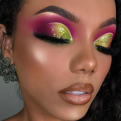 Maquillage Yeux Cut Crease, Drag Make-up, Bold Eye Makeup, Carnival Makeup, Green Makeup, Eye Makeup Designs, Colorful Eye Makeup, Makeup Eye Looks, Creative Eye Makeup