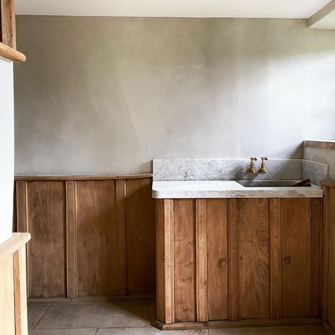 Bathroom With Wood Cabinets, Bastien Halard, Laundry Room/mudroom, Mountain Interiors, Interior Minimal, English Interior, Timeless Interiors, Flower Room, English Design