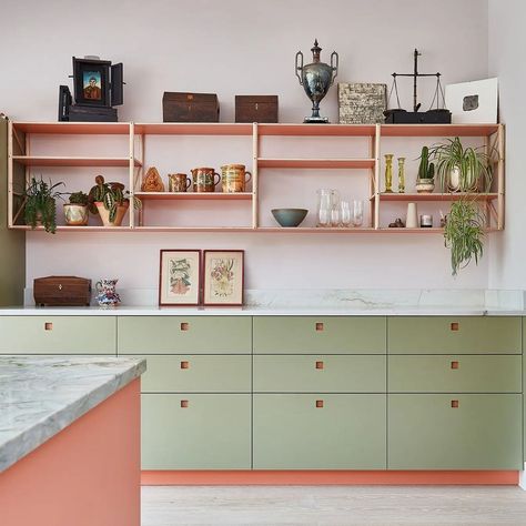 Midcentury Kitchen, Kitchen Cabinet Color Ideas, Decorating With Blue, Kitchen Revamp, Plywood Kitchen, London Kitchen, Green Kitchen Cabinets, Kitchen Company, Bamboo Furniture