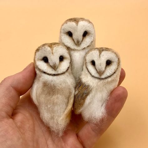 Curious Squirrels and Rambunctious Hares Form a Miniature Menagerie of Felted Wildlife | Colossal Fiber Sculpting, Needle Felted Owl, Needle Felting Diy, Felt Owl, Needle Felting Projects, Felt Brooch, Miniature Animals, Miniature Crafts, Wool Crafts