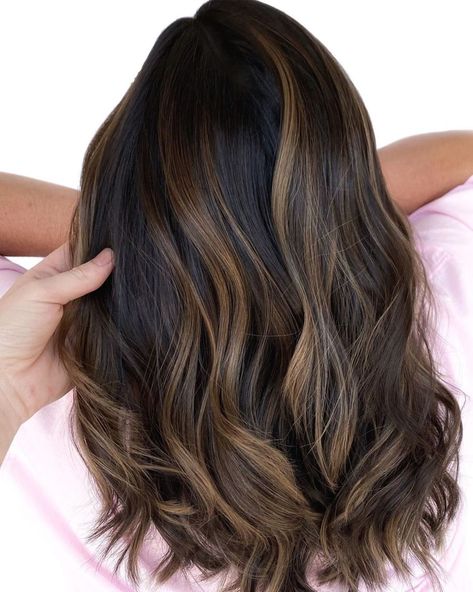 Long Brown Hair With Caramel Highlights Highlights For Dark Brown Hair, Brown Hair With Caramel Highlights, Black Hair Balayage, Dark Hair With Highlights, Caramel Hair, Brown Balayage, Makijaż Smokey Eye, Dark Brown Hair Color, Long Brown Hair