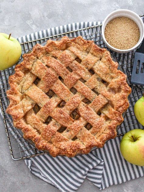 Classic Apple Pie - Eats Delightful Thanksgiving Desert, Thanksgiving Dessert Ideas, Classic Apple Pie Recipe, Make Pie Crust, Apple Pie From Scratch, Pie Crust Top, Apple Pie Recipe Homemade, Thanksgiving Pie Recipes, Perfect Apple Pie