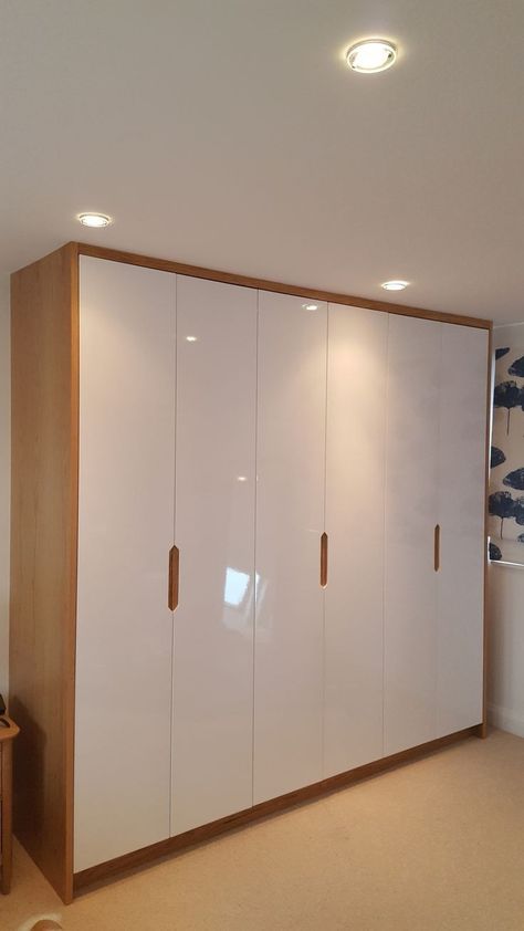 Wardrobe Design Door Modern, Bedroom Wardrobe Handle Design, Off White Wardrobe Bedroom, 4 Door Cupboard Design, White And Wooden Wardrobe Design, White Wardrobe Bedroom Modern Interior Design, Walldrop Laminate Design, White Laminate Wardrobe Design, High Gloss Laminate Wardrobe