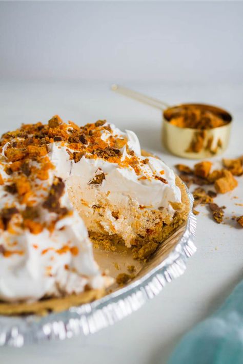 No Bake Pies Cream Cheese, Butterfinger Dessert No Bake, Dessert Recipes With Graham Cracker Crust, Recipes With Butterfingers, Candy Bar Pie No Bake, Butterfinger Cheesecake No Bake, Easy No Bake Pies 4 Ingredients, No Bake Pies With Graham Cracker Crust Easy, No Bake Butterfinger Cheesecake