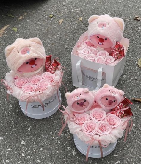 Congratulations Gift Ideas, Doll Bouquet, Balloon Bouquet Diy, Bucket Ideas, Diy Bouquet Wrap, Luxury Flower Bouquets, Diy Ribbon Flowers, Cute Gifts For Friends, Cute Couple Gifts