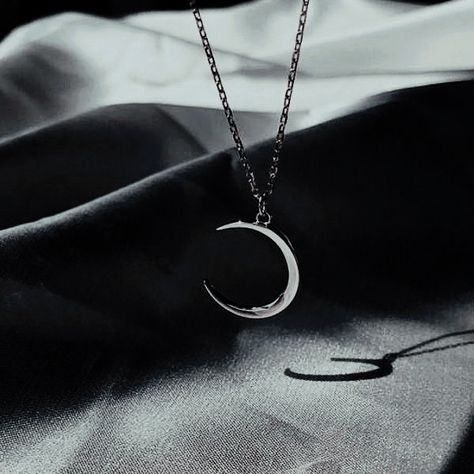 Assecories Aesthetic, Artemis Aesthetic, Emo Jewelry, Moon Accessories, Fancy Jewellery Designs, Magical Jewelry, Neck Jewellery, Crescent Moon Necklace, Classy Jewelry