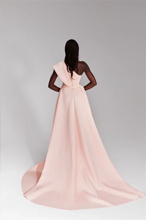 READY TO WEAR | SPRING SUMMER 2024 | Collections | Ready to Wear | Tony Ward Couture Structured Wedding Dress, Classy Wedding Guest Dresses, Bridal 2024, Tony Ward Couture, 2024 Dresses, Wedding Dresses Videos, Party Gown Dress, Robes Glamour, Simple Wedding Gowns