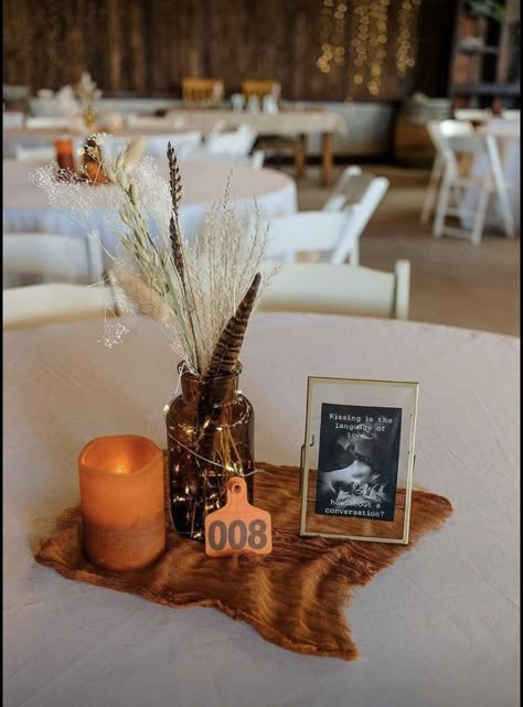 Dried grass arrangements Boho Western Centerpieces Wedding, Western Wedding Tables, Western Table Centerpieces, Dried Grass Arrangements, Western Wedding Table Decor, Western Centerpiece Ideas, Western Wedding Centerpieces, Grass Arrangements, Western Wedding Ideas