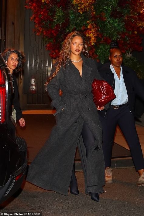 Rihanna Dress Outfits, Rihanna Outfits Iconic, Long Black Trench Coat Outfit, Denim Outfit Winter, Long Black Coat Outfit, Korea Outfits, Dinner In New York City, Africa Chic, Rihanna Work