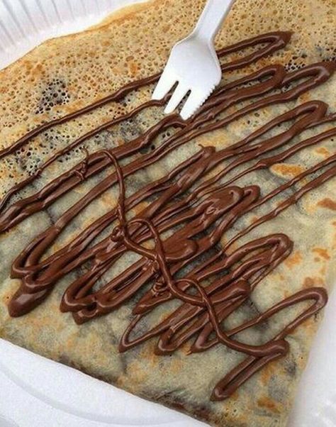 Crepe Toppings, Crepes Crispy, Jelly Doughnuts, Chocolate Crepes, Nutella Crepes, Nutella Spread, Chocolate Drizzle, Buffet Food, French Food