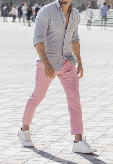 Outfits Caballero, Chinos Men Outfit, Pink Shirt Outfit, Colored Pants Outfits, Interchangeable Wardrobe, Pink Shirt Men, Pink Pants Outfit, Light Pink Pants, Peach Pants