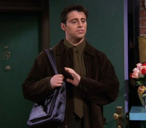 FRIENDS 1999 (S5 E13) "The One With Joey's Bag". Joey Outfits, Joey Tribbiani Outfits, Joey Friends, Friend Costumes, Matt Leblanc, Ross Geller, Joey Tribbiani, Friends Season, City Boy