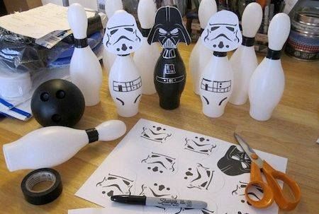 Star Wars + Bowling!  (Photo: Galactic Party) Galactic Party, Star Wars Party Games, Party Games Kids, Pin Pictures, Diy Star Wars, Relay Ideas, Masks Black, Star Wars Theme Party, Diy Star